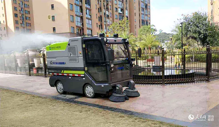 人民网报道：抗击疫情，环卫机器人显身手